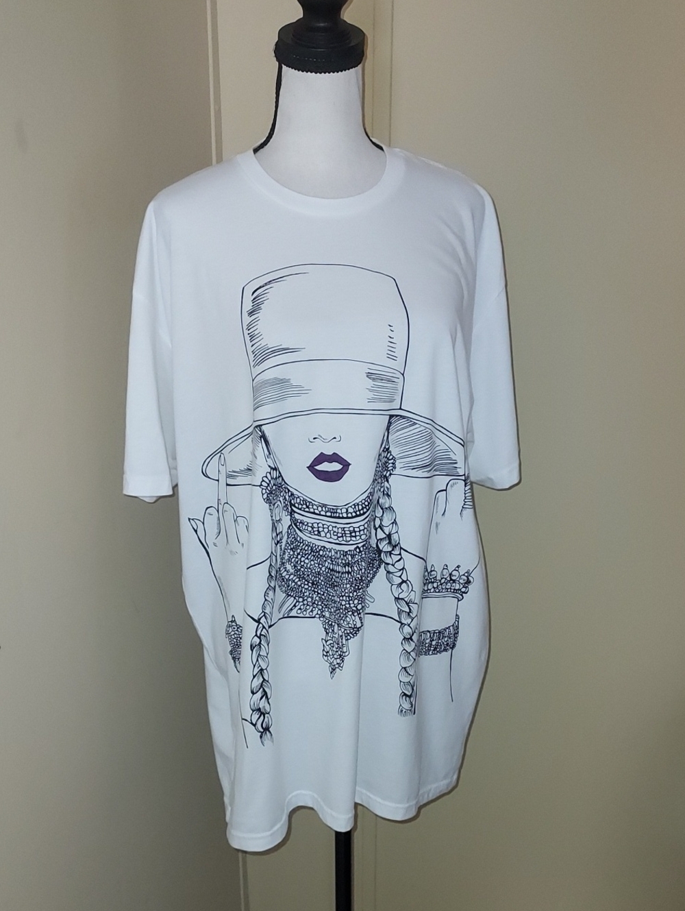 White Short-Sleeve Graphic Tee with Illustrated Woman Design